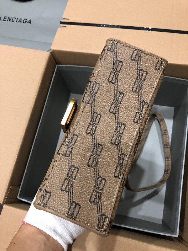 Ba*len*cia*ga hourglass