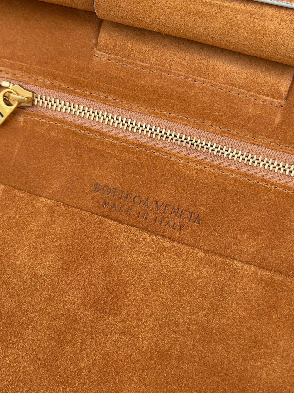 bo*te*ga Ve*ne*ta arco