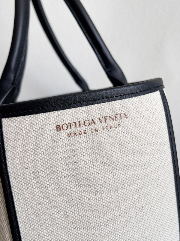 bo*te*ga Ve*ne*ta arco medium tote