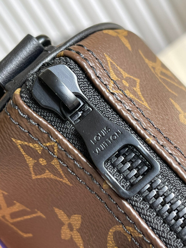 l0*is V*t0n keepall xs