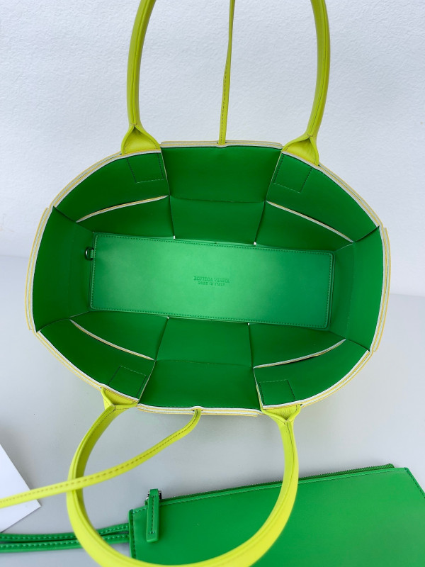 bo*te*ga Ve*ne*ta small arco tote bag