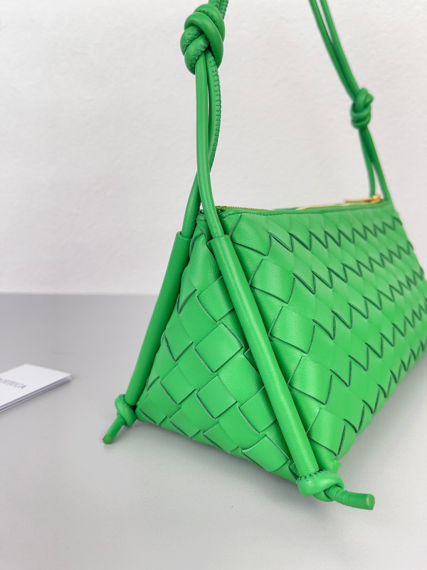 bo*te*ga Ve*ne*ta pouch on strap