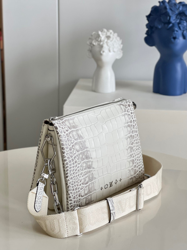 l0*is V*t0n coussin pm