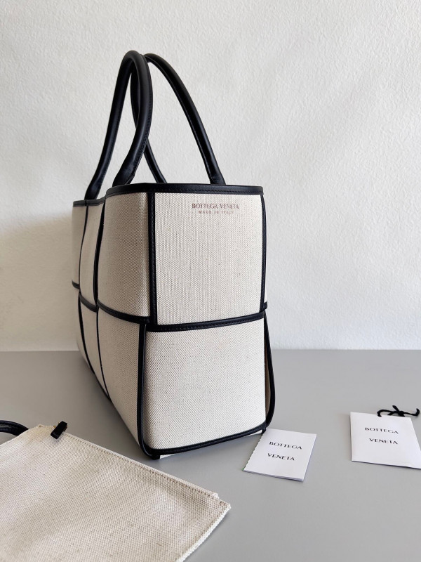 bo*te*ga Ve*ne*ta arco medium tote