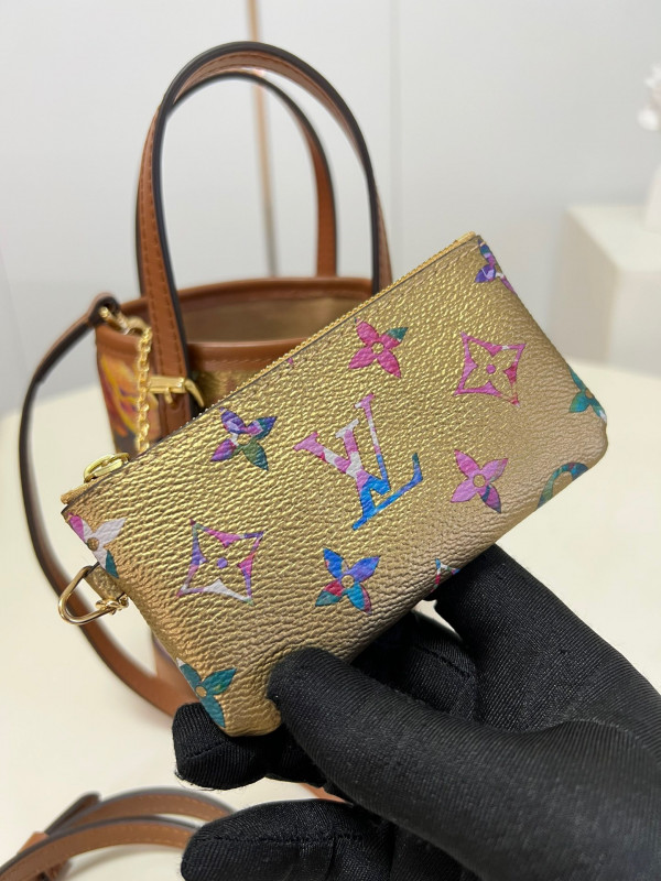 l0*is V*t0n nano bucket