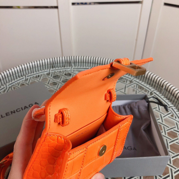 Ba*len*cia*ga hourglass