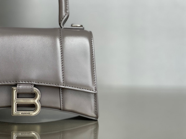 Ba*len*cia*ga hourglass