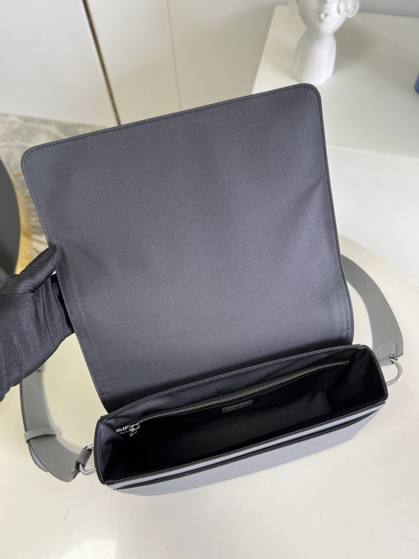 l0*is V*t0n new flap messenger