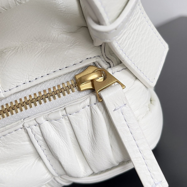 bo*te*ga Ve*ne*ta brick cassette