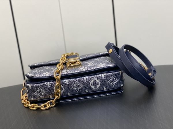 l0*is V*t0n pochette metis east west