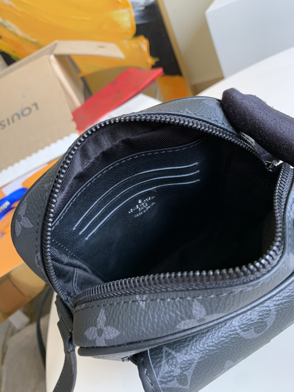 l0*is V*t0n christopher wearable wallet