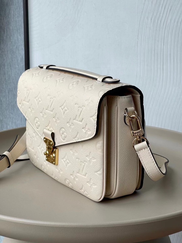 l0*is V*t0n pochette metis east west