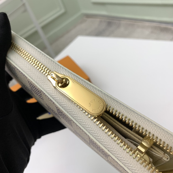 l0*is V*t0n zippy wallet