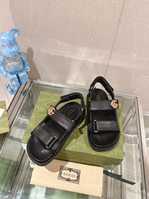 G*u*i slide sandals