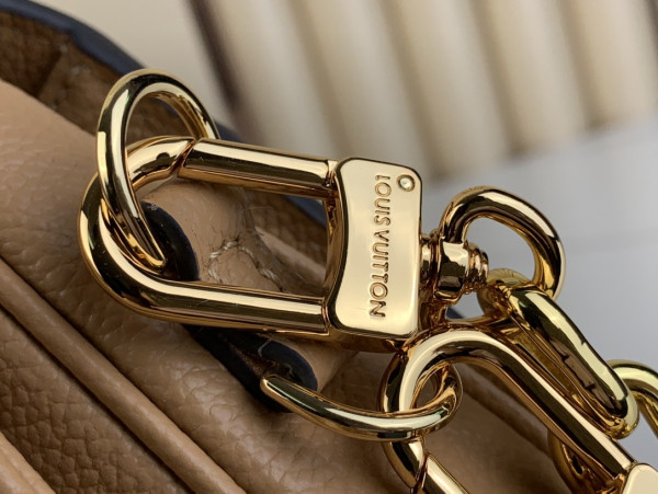 l0*is V*t0n pochette metis east west