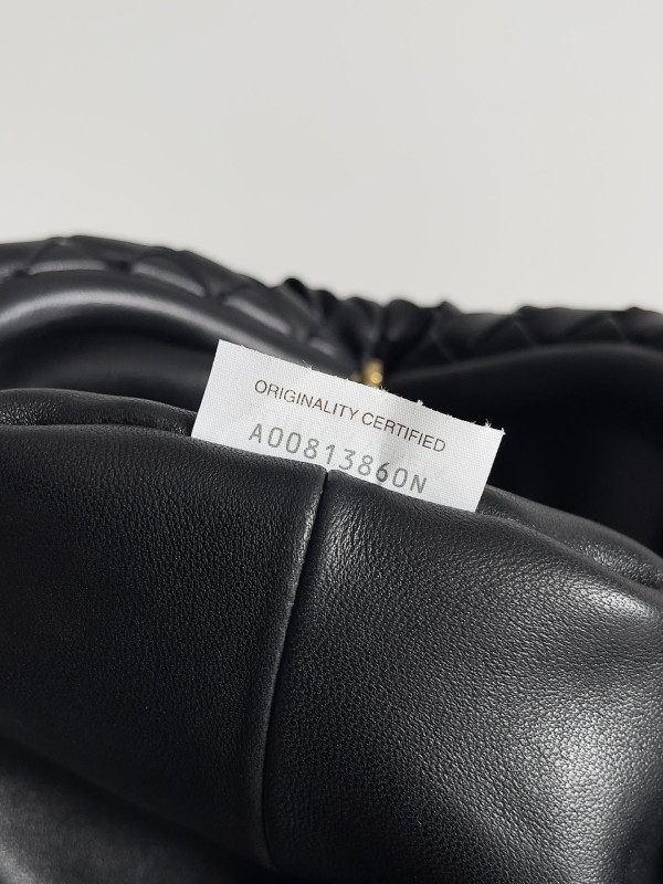 bo*te*ga Ve*ne*ta teen lauren 1980 with chain