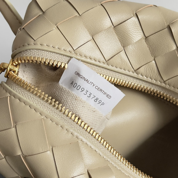 bo*te*ga Ve*ne*ta loop top handle