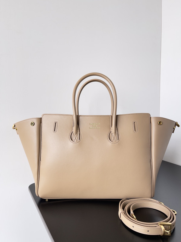 Ba*len*cia*ga bel air medium carry all bag