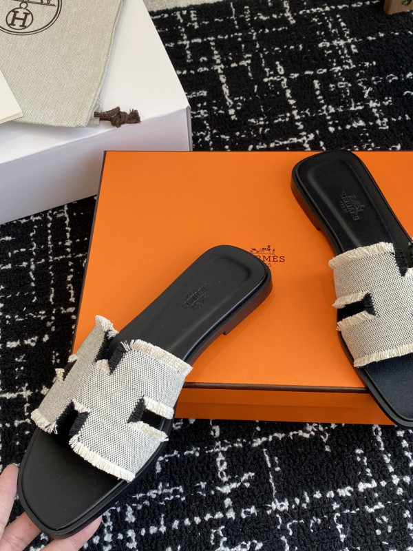 H**mes sandals