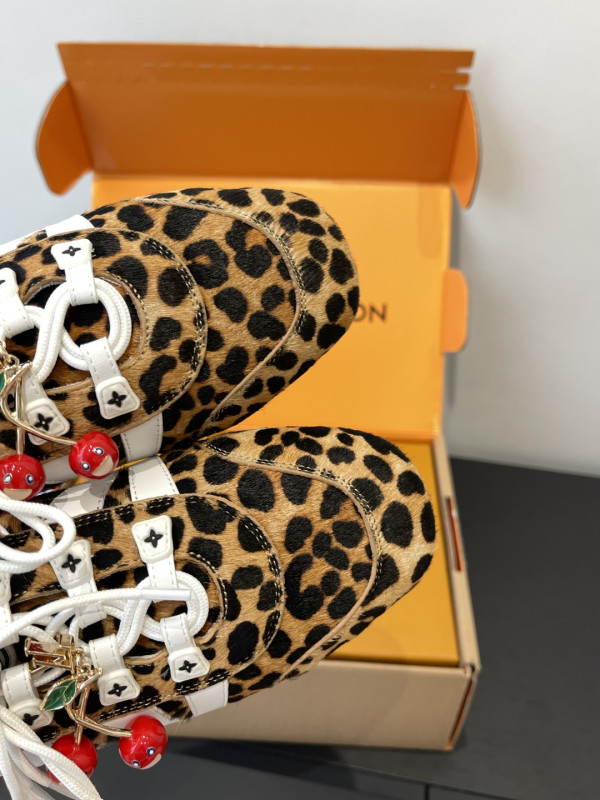 l0*is V*t0n sneakerina