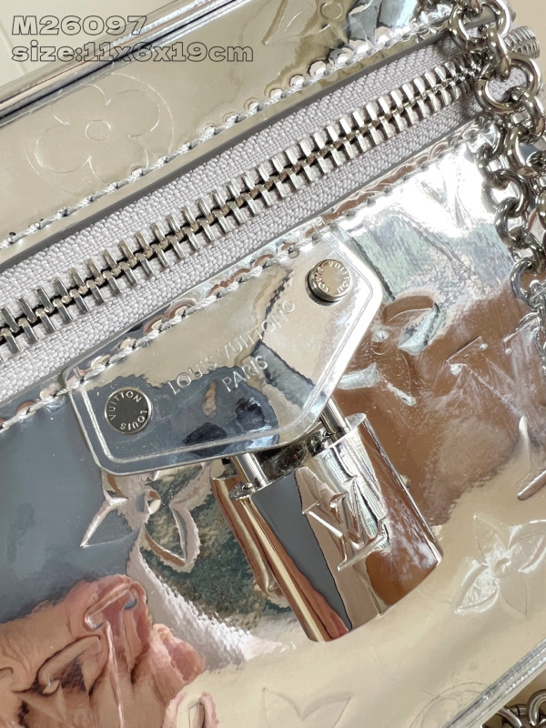 l0*is V*t0n vanity chain pouch-19 x 11.5 x 6.5 cm