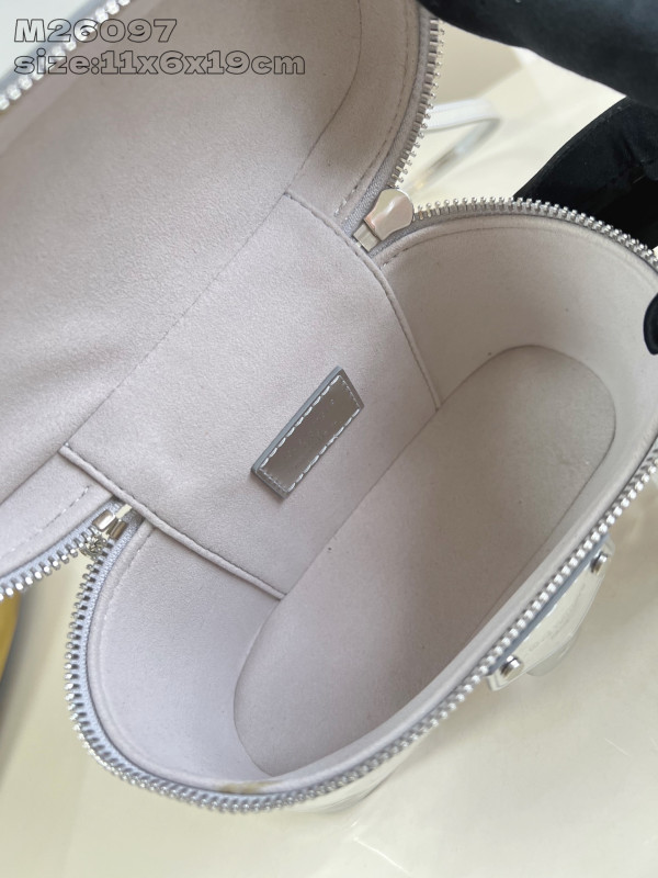 l0*is V*t0n vanity chain pouch-19 x 11.5 x 6.5 cm